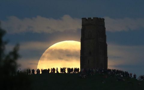 Glastonbury में स्ट्राबेरी मून