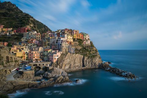 Manarola शहर का प्रसिद्ध दृश्य बिंदु: Cinque Terre, इटली के मनरोला का लंबा प्रदर्शन शॉट