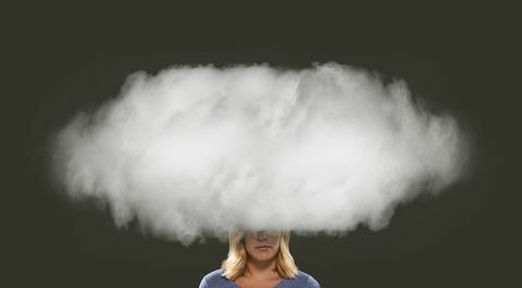 एक बादल में महिला का सिर - नकारात्मक सोच