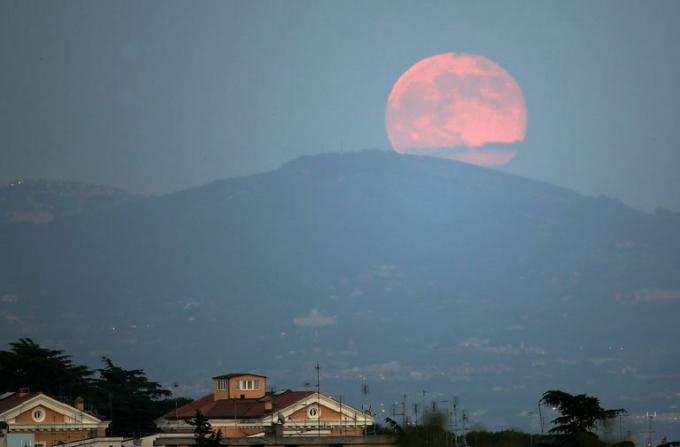 रोम के ऊपर गुलाबी चंद्रमा