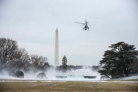 वॉशिंगटन, DC - FEBRUARY 1: स्नो को प्रोप वॉश द्वारा किक किया गया है