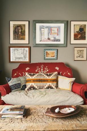 एनी स्लोन ऑक्सफोर्ड घर में लाल सोफे के साथ बैठने का कमरा