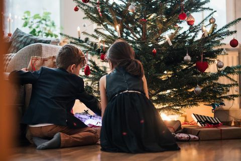 कैसे क्रिसमस पेड़ रोशनी नीचे से ऊपर लटका करने के लिए