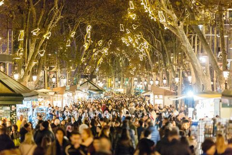 बार्सिलोना, कैटेलोनिया, स्पेन में क्रिसमस और नए साल की छुट्टियों के दौरान ला रामबाला सड़क पर चलते लोग