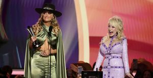 लैनी विल्सन ने 58वें एकेडमी ऑफ कंट्री म्यूजिक अवार्ड्स में मंच पर डॉली पार्टन से वर्ष की सर्वश्रेष्ठ महिला कलाकार का पुरस्कार स्वीकार किया