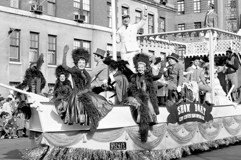 1960 में मेसी के धन्यवाद दिवस परेड में शोबोट से जो ई ब्राउन वेव्स