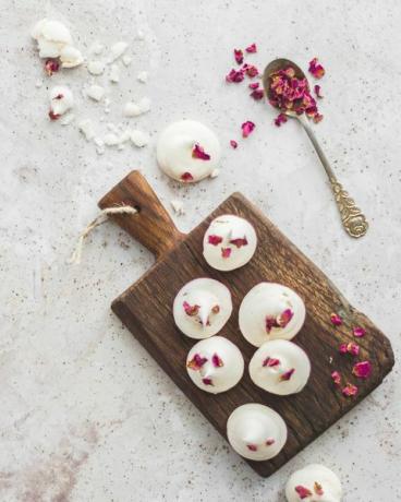 एक मेज पर गुलाब विभक्त meringue कुकीज़