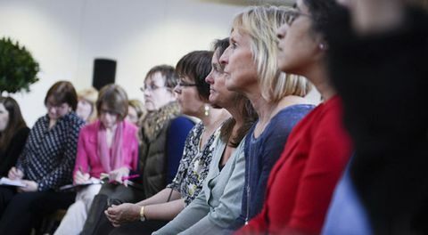 देश में बिजनेस जोन में स्पीकर सुन रही महिलाएं बीडीसी इंगलिंगटन लंदन में वसंत मेले में रहती हैं