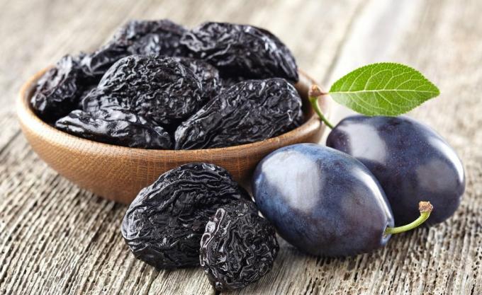 Prunes के साथ बेर