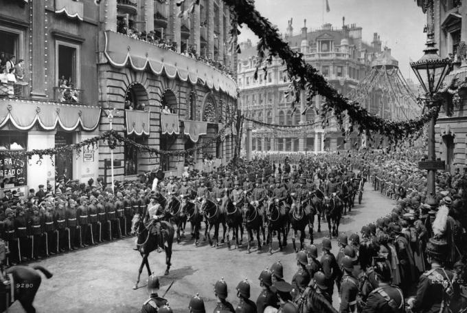 23 जून 1911 को किंग जॉर्ज बनाम राज्याभिषेक समारोह के हिस्से के रूप में लंदन की सड़कों पर शाही घोड़े की तोपखाने की सवारी की गई, फोटो लंदन स्टीरियोस्कोपिक कंपनी हॉल्टन आर्काइव द्वारा, गेटी इमेजेज़