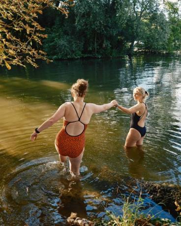 यूके, बकिंघमशायर, हर्ले, टेम्स नदी में जंगली महिलाएं तैर रही हैं