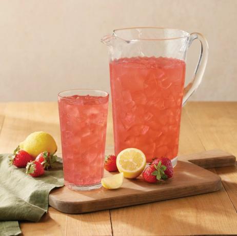 क्रैकर बैरल स्ट्रॉबेरी नींबू पानी का घड़ा, जो ईस्टर की गर्मी के साथ आता है और भोजन परोसता है