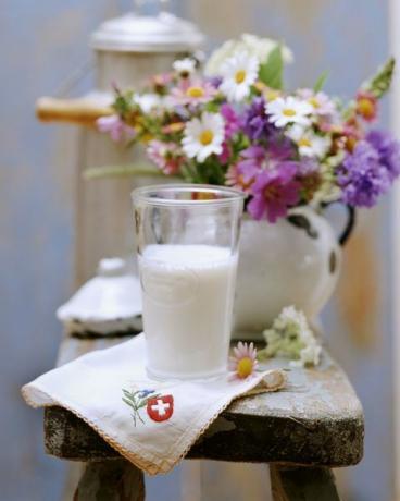 दूध और फूल
