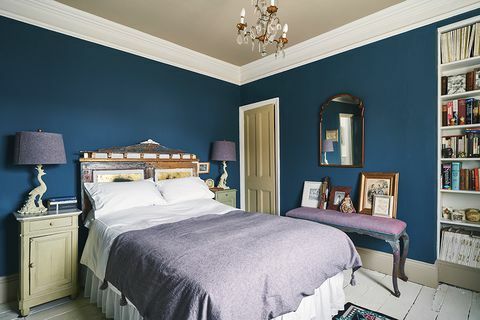 एनी स्लोअन के ऑक्सफोर्ड होम में मूडी ब्लू और पर्पल बेडरूम