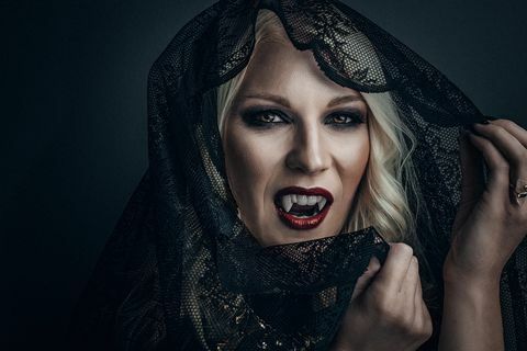 हैलोवीन के लिए महिला पिशाच रचनात्मक मेकअप creative