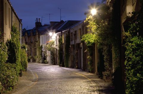 स्कॉटलैंड की राजधानी एडिनबर्ग में एक पुरानी सड़क का एक रोमांटिक दृश्य