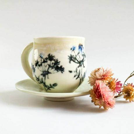 हेजगेरो फूल डिजाइन में चीनी मिट्टी के कप और तश्तरी
