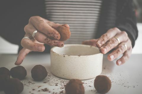 घर का बना चॉकलेट ट्रफल बनाने वाली महिला