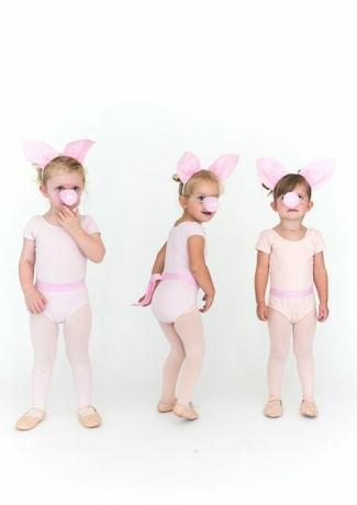 गुलाबी चड्डी और सुअर के कान और सुअर के थूथन वाली छोटी लड़कियां