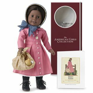 अमेरिकी लड़की गुड़िया मूल पात्रों को जोड़नेवाला वॉकर और किताब रेट्रो बॉक्स और सामान के साथ दिखाया गया है