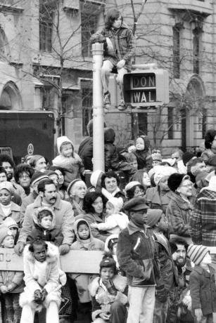 1974 में मैसीज़ थैंक्सगिविंग परेड में क्रॉसिंग सिग्नल के ऊपर बैठा लड़का
