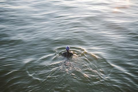 समुद्र में महिला खुला पानी तैराक