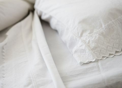 गर्मी में सोने में मदद करने के लिए 8 सरल ट्रिक्स