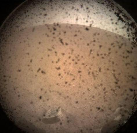 नासा इनसाइट लैंडर मंगल की सतह से पहली तस्वीर साझा करता है - मार्स मिशन फोटोग्राफ्स