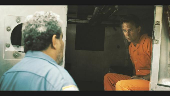 बॉयड क्राउडर के रूप में वाल्टन गॉगिंस को जस्टिफाइड सिटी प्राइमवल फिनाले में परिवहन के लिए जेल वैन में लादा गया