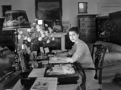 19 जुलाई 1946 राजकुमारी एलिज़ाबेथ बकिंघम पैलेस में अपने डेस्क पर काम कर रही थीं, लिसा शेरिडानस्टूडियो लिज़ागेटी छवियों द्वारा फोटो