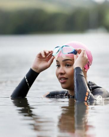 ब्रिटेन के कॉर्नवॉल में झील में तैरती महिला