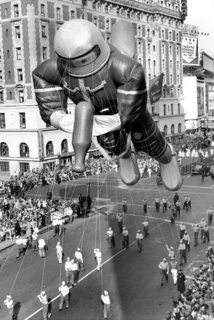 1953 में मैसीज़ डे परेड में हीलियम से भरा रबर स्पेसमैन, 70 फीट लंबा