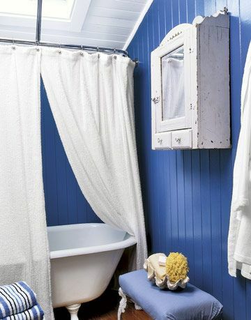 सफेद लहजे के साथ नीला बाथरूम