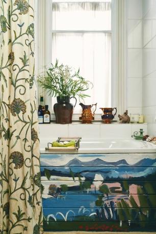 एनी स्लोअन के ऑक्सफोर्ड होम में चित्रित बाथटब बाहरी