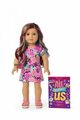 गुलाबी और नीली हाइलाइट्स के साथ ग्रे आंखों और लहरदार कारमेल बालों के साथ गुड़िया 101