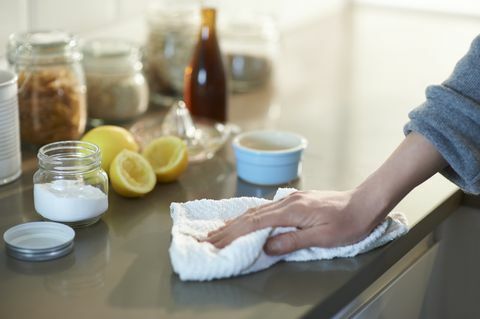 प्राकृतिक सफाई उत्पादों के साथ रसोई घर की सफाई