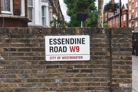 Essendine Road name sign, लंदन